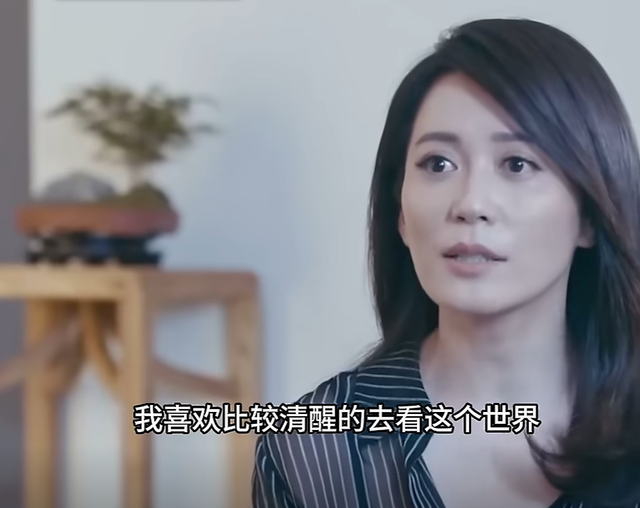 至今未婚未育，身边却有男人陪了近 20 年！54 岁的她才是人间清醒