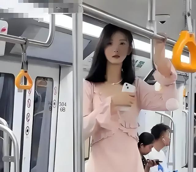 东北女孩身高2.26米，貌美如花，妈妈却天天发愁：这辈子都难嫁人