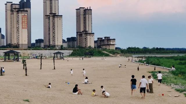 泌阳月儿湾公园对面，有一处沙滩公园