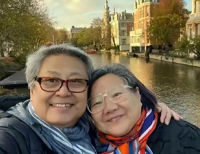 离婚34年后，64岁的洪晃住百平京郊大院，让陈凯歌看了都羡慕