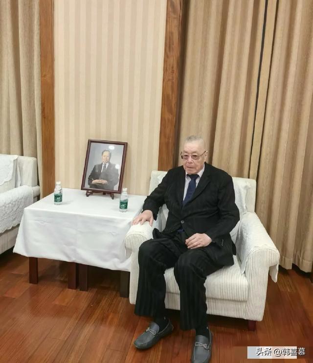 杨振宁追悼会现场曝光，翁帆穿黑衣表情悲伤，站在子女家人前面