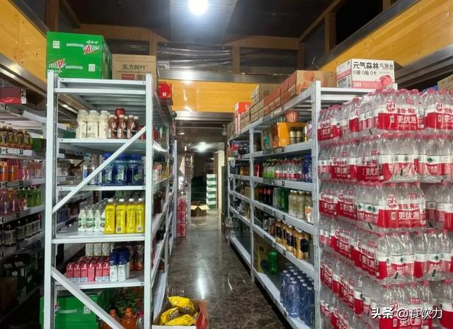 巨头们血拼“即时零售”，正在革700万夫妻小店的“命”