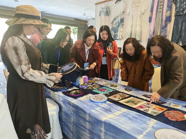 贵州省贞丰县第二十三届“三岔河之秋”笔会开展采风活动