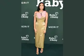 42岁瓦妮莎从200斤瘦了下来，穿包臀金裙好美，科比对她一见钟情图片