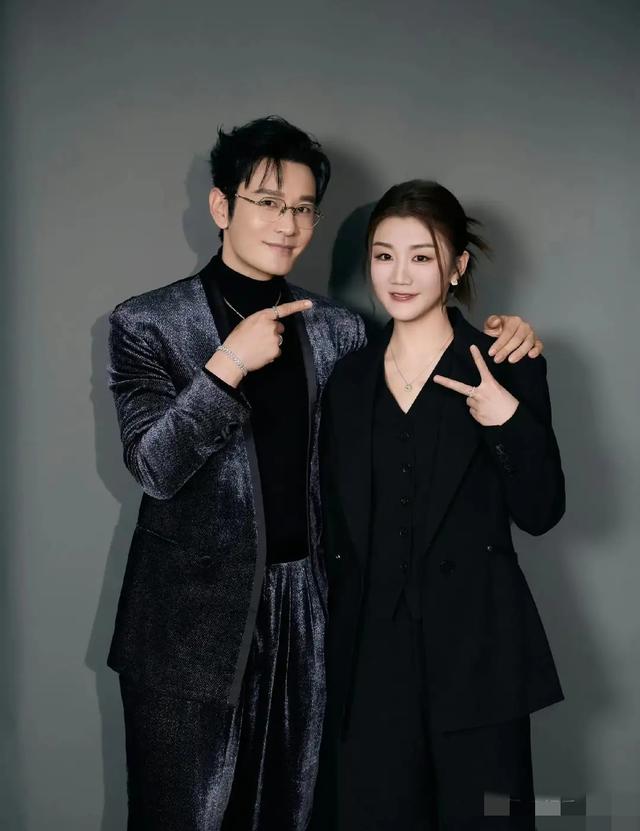 陈梦发布和表哥黄晓明合照配文：这不巧了，酷妹碰到了帅帅的哥！