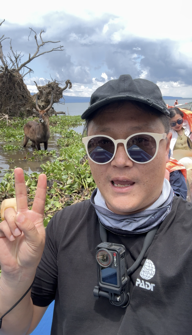 宁波知名旅行博主带31人团东非游，因中东局势滞留阿布扎比，辗转印度、新加坡转机，在飞宁波的航班上，空姐一个举动让他瞬间泪崩