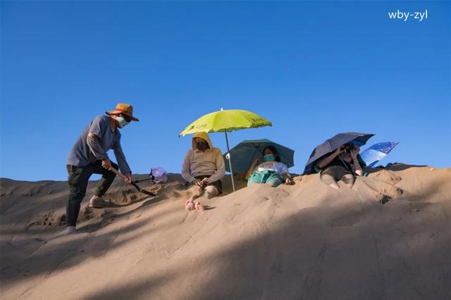 盛夏：敦煌鸣沙山下兴起沙疗热