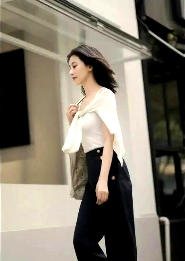 今年秋天“阔腿裤”火爆了，这样搭更好看！