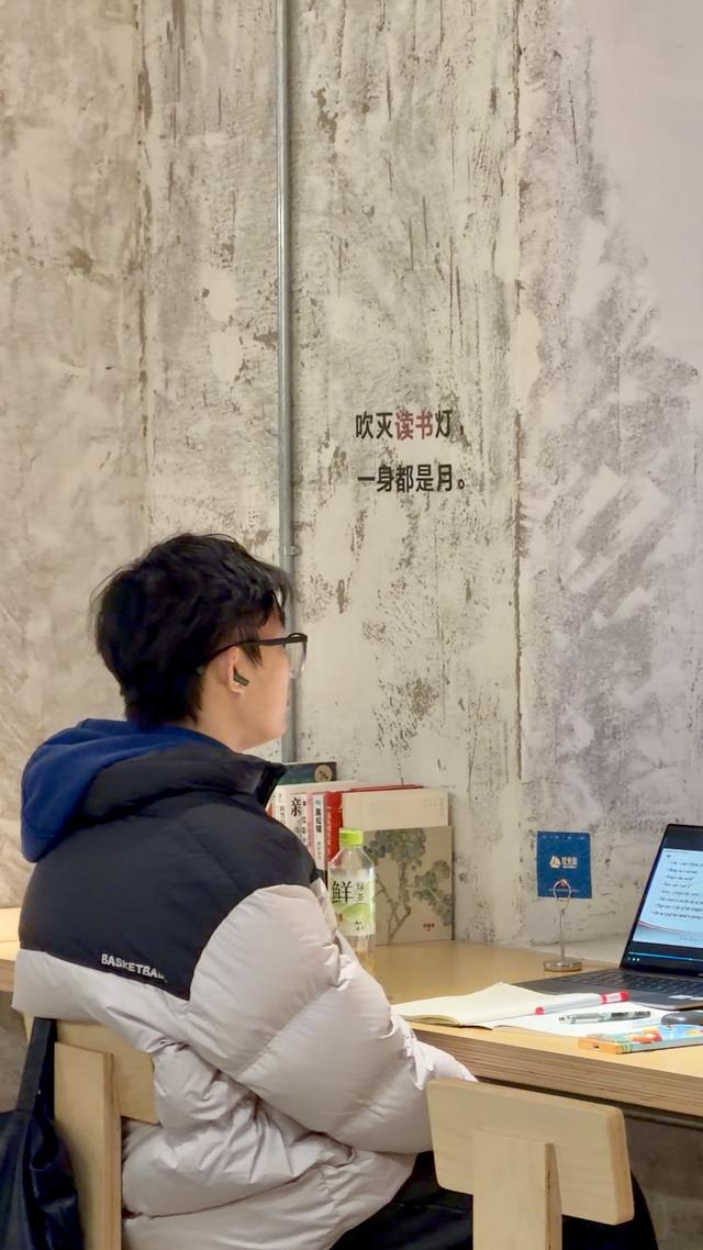 老街书店添趣味 夜读打卡新地标