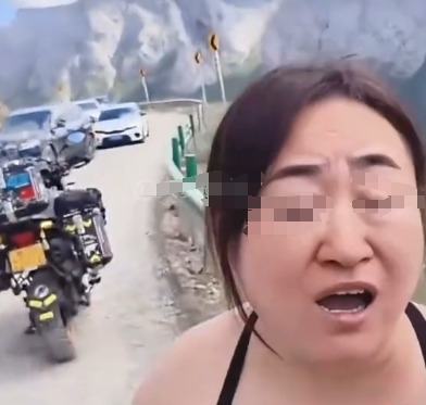 奔驰车逆行后续：踹车骂人拒赔偿，录像很炸裂，身份被扒 难怪嚣张