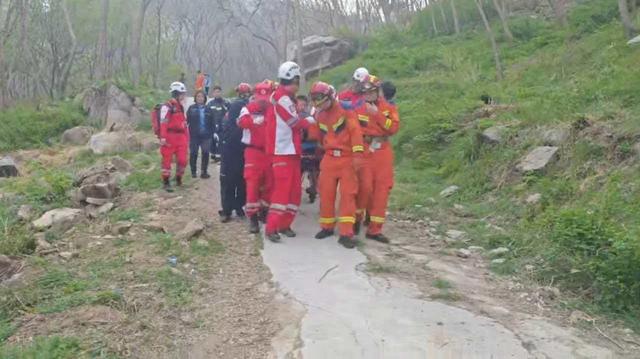 青岛一壮汉带9岁女儿走野路登山摔伤被困，消防员搜救近4小时