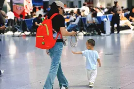 暑期过半！孩子坐火车，怎么买票？图片