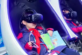 就是他！今天最嗨显眼包，还有学校上空惊现火凤凰，女老师掌中取火……迎新年杭州中小学都很拼图片