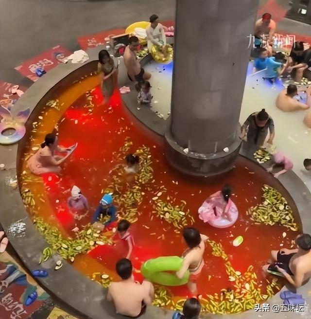 哈尔滨温泉度假村推出鸳鸯火锅池，游客笑称仿佛变成食材