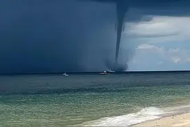 涠洲岛附近海域现“龙吸水”图片