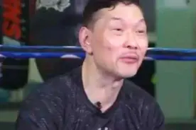 曾是世界拳王，拍戏把李连杰打骨折，周比利退圈18年去哪了？图片