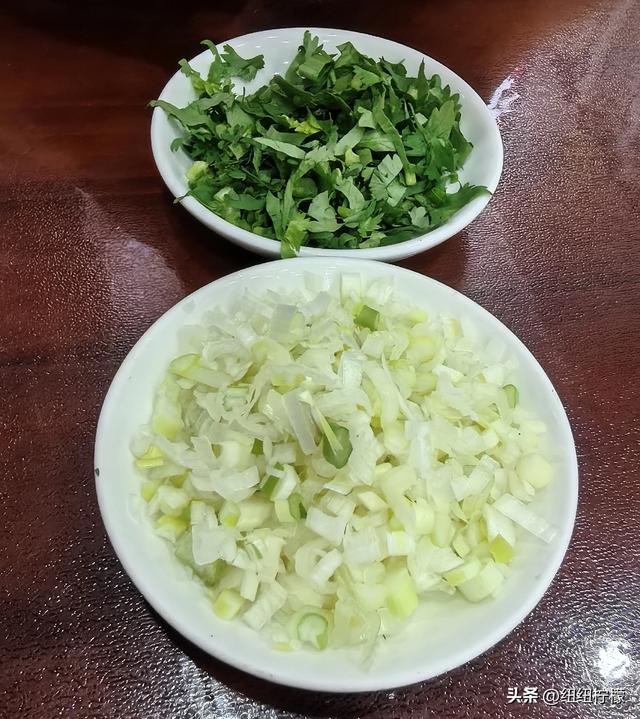 延安宝塔区有宝塔和众多革命纪念地，部分路段停车不便，吃了饸饹