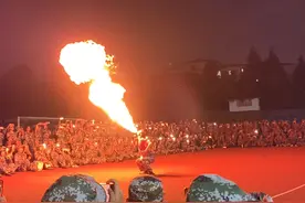 太燃了！大学生军训表演川剧喷火，网友：拥有大学优先择偶权图片