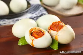 盐水法腌鸭蛋，将鸭蛋放在太阳下，作用太厉害了，很多人都不知道图片