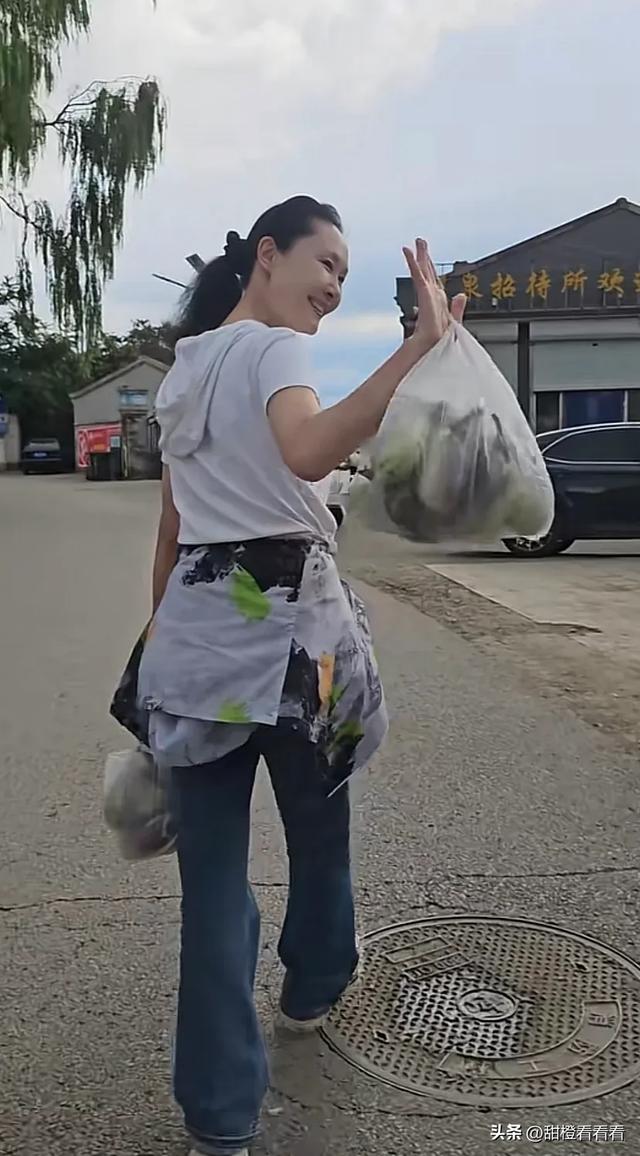 59岁于文华住北京郊区别墅生活低调，亲自回应网友关于大衣哥事情
