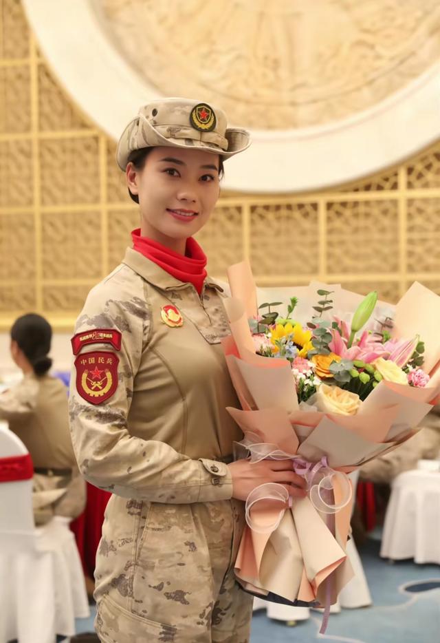 女民兵李思颖阅兵回家仅半天,母亲官宣其新身份,太牛了,全网恭喜