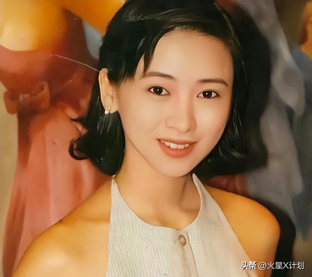 她出身清华大学，因拍三级片与父母决裂，如今不让女儿进娱乐圈