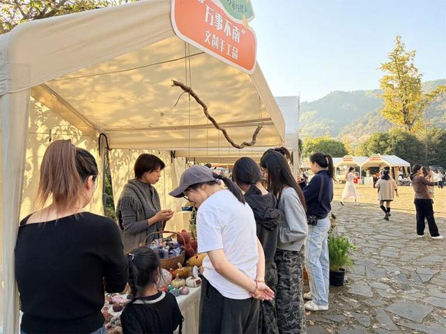 火爆！富阳这个村，超美超好逛！今明两天，招募！