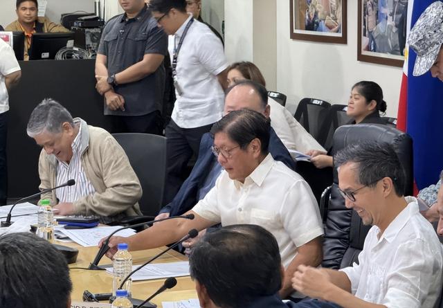 菲律宾台风伤亡惨重，美日澳盟友集体沉默	，马科斯宣布紧急状态