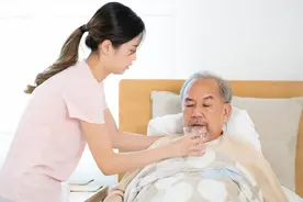 儿媳给公公洗澡2年，婆婆既羞又恼，亲眼看后却选择了默认图片