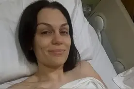 知名歌手“结石姐”分享乳腺癌术后照片：病容憔悴身上缠着绷带，已回家休养等待结果图片