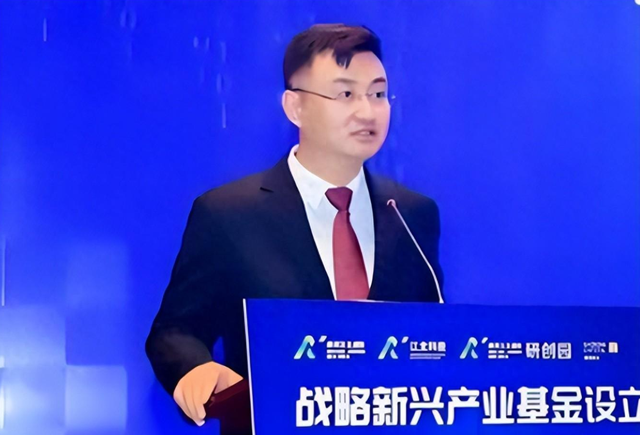 一个都跑不掉！华为600万年薪高管，带13人偷芯片，如今下场解气