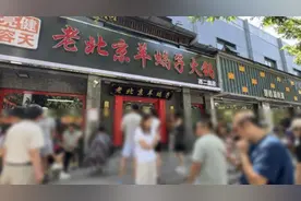 火锅店老板见义勇为后续：门前长龙不减，顾客含泪致敬图片