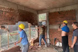 仙葫开发区：别墅擅自加扩建 执法部门实施拆除图片