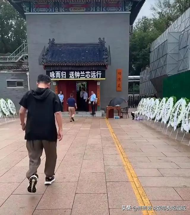 黄安到北京参加千百惠葬礼，向遗体祭拜献花，情绪崩溃在现场痛哭