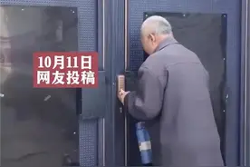 后续！大衣哥被皮肤病老人堵家门，老人：继续蹲守不罢休图片