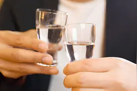 不会给领导敬酒的人，在国内职场是混不下去的？图片