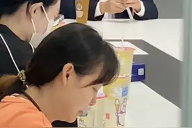 董事长开会让准备茶水，00后员工直接呈上蜜雪冰城，老板眼神亮了图片