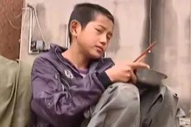 13岁男孩无父无母，被三姑收养后，竟被安排住在狗窝里吃狗食？图片