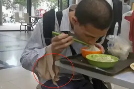 北大韦神近况曝光，弓腰低头袖口破烂引热议，网友：把姜萍嫁给他图片