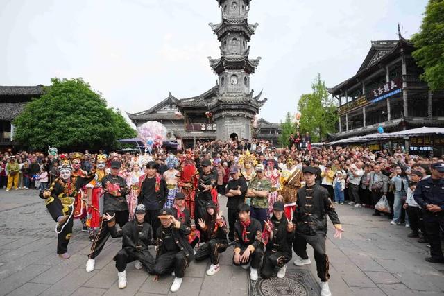 夯爆了！元通古镇清明春台会玩出新潮范儿