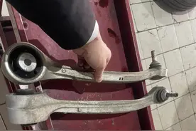 三年车主自费换摆臂！特斯拉过保即坏，质量堪忧还是设计缺陷？图片