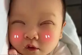 宝宝刚出生“割的双眼皮”，网友：这眼缝比我眼都大，笑死！图片