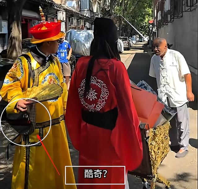安徽小伙因长相酷似溥仪，接到横店邀约，网友：这叫老天爷赏饭吃