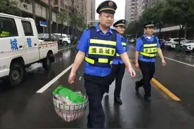 令人深思，是否应该入编提高待遇，城管背负的骂名又何时结束？图片