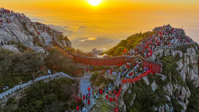 泰山之巅，与太阳的庄严赴约