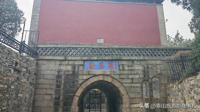 它被誉为“泰山第一楼”，里面住着 128 位神仙，2位皇帝曾为其背书