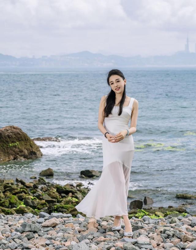 青岛保时捷销冠牟倩文，身穿白裙海边漫步，美得太惊艳！