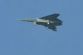 歼-50剃头式震撼飞越，美方终于承认落败，美军六代机或陷入内斗图片