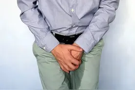 男子喝多了在班车上尿裤子遭开除，获赔6.8万！法官：人家又不是当众撒尿，律师：没有严重违反企业规章制度图片