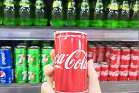 修车工打死不说：大灯发黄用可乐擦，年审亮度提升200%图片